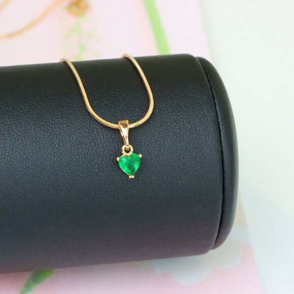 "Tiny Green Heart Pendant in Gold Plated Brass, XPPT1302 - Picture 5 of 12